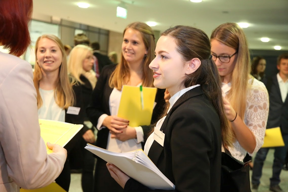 Zum Artikel "Mentoring für BA-Studierende: Jetzt anmelden und gute Chancen auf eine Patenplatz mit Unternehmenspaten sichern!"